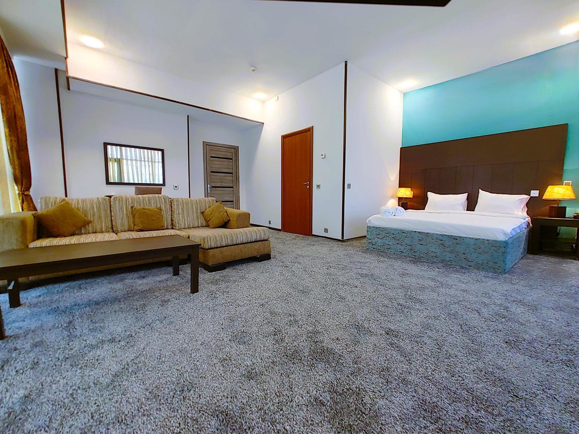 Crossway Hotel Masazir Extérieur photo