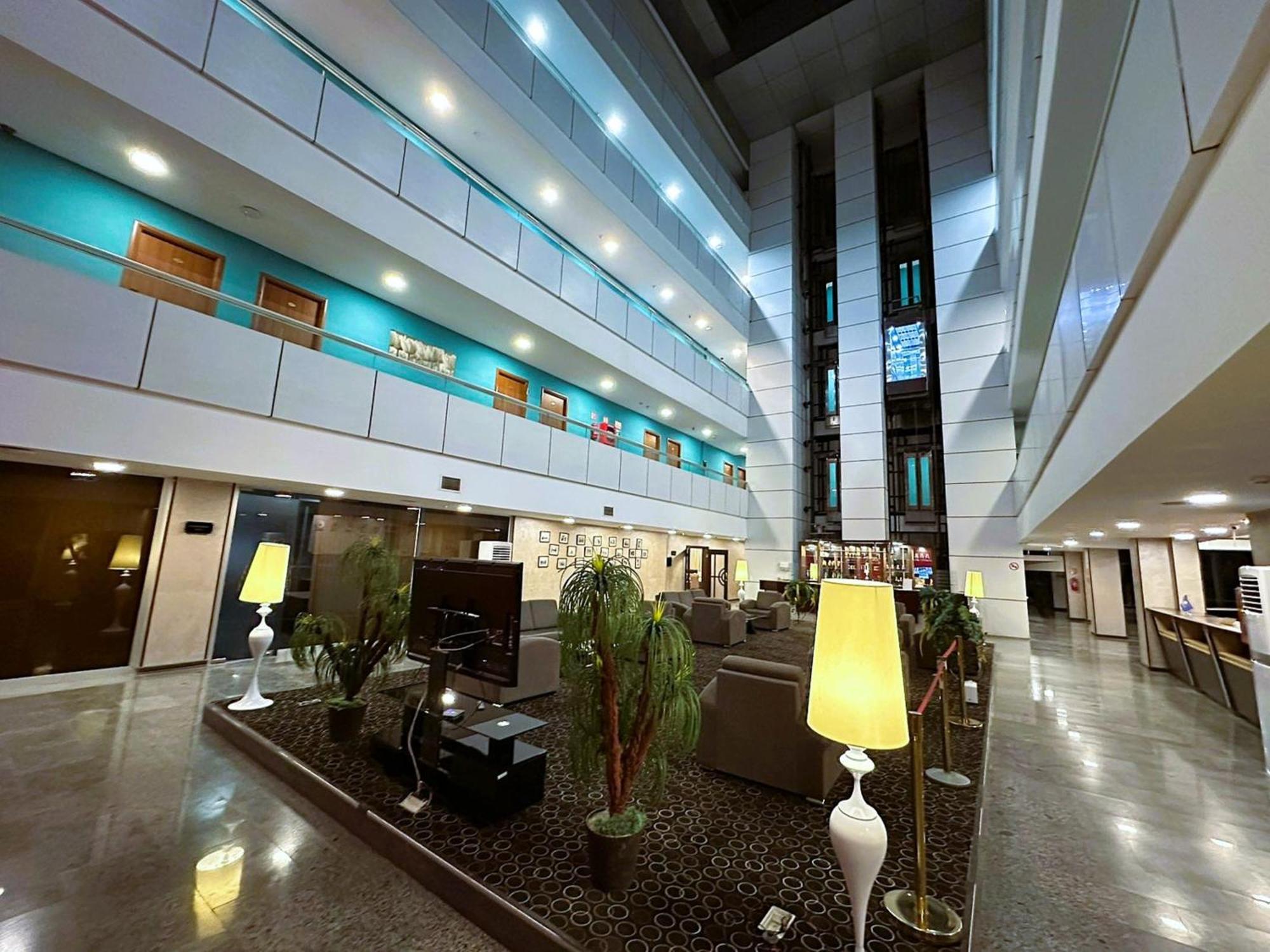 Crossway Hotel Masazir Extérieur photo